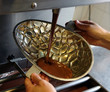 Moulage d'un oeuf en chocolat