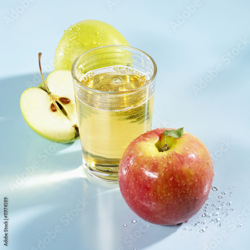 Photo: a glass of apple schorle with apples beside it a glass of apple schorle with apples beside it