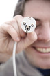 Foto: mann zieht lachend stecker mann zieht lachend stecker