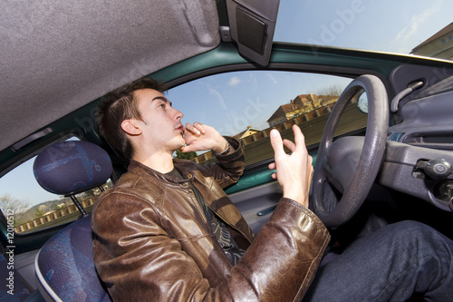 Photo: jeune homme au téléphone portable en voiture risque d'accident jeune homme au téléphone portable en voiture risque d'accident