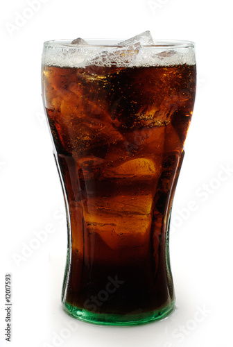 Foto: Glass of cola with ice isolated on white with clipping path Glass of cola with ice isolated on white with clipping path