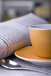 Espressotasse neben der Tageszeitung.