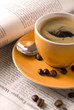 Espressotasse am morgen neben der Tageszeitung.