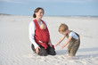 maman et enfant sur la plage