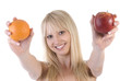 Frau hält Obst in der Hand