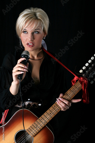 Photo: blonde singer blonde singer