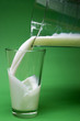 Milch Einschenken im Grünen Milch Einschenken im Grünen