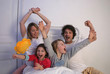 famille lit joie