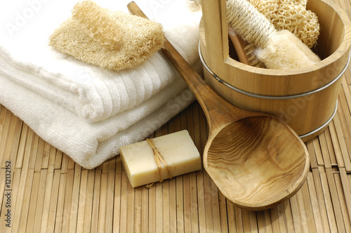 Foto: bath accessories on the bamboo mat bath accessories on the bamboo mat