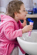 Bambina che si mette la crema sul viso