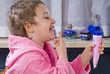 Bambina che si mette la crema sul viso