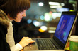 Foto: Young woman using laptop computer Young woman using laptop computer