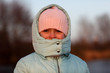 Kind in Abendsonne im Winter