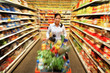 Frau beim einkaufen von Lebensmittel im Supermarkt