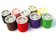 des bobines de fils de couleurs
