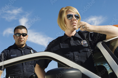 Foto: Police Officers Using Two-Way Radio Police Officers Using Two-Way Radio