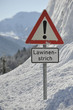 Lawine Warnschild an der Strasse