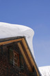 Ferienhaus in den verschneiten Alpen