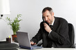 Homme au bureau