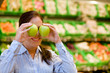 Einkauf von Obst Gemüse im Supermarkt