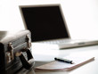 Photo en ligne au meilleur prix Arbeitsplatz mit Aktenkoffer, Terminplaner mit Stift und Laptop