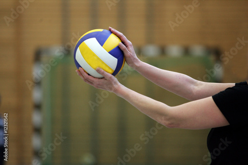 aufschlag beim volleyballspiel