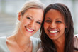 Foto: Closeup of an African American woman with her blond friend Closeup of an African American woman with her blond friend