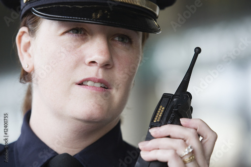 Foto: Close up of female police officer. Close up of female police officer.