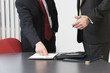 Foto: Business men discussing in an office. Business men discussing in an office.