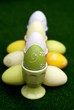 oeufs de pâques sur cocotiers