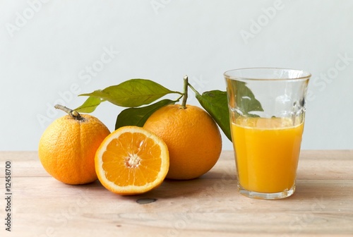 Orangensaft mit Orangen Orangensaft mit Orangen