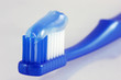 spazzolino con dentifricio