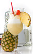 Pina Colada vor Mixer, Flasche und Ananas