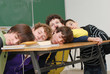 Fatigue en classe - groupe de garçons