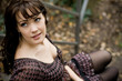 Brunette in Bluse mit Dekollete Brunette in Bluse mit Dekollete