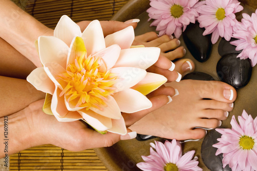 Foto: Woman holding waterlily Woman holding waterlily