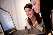 Junge Frauen beim Lernen eines Programms am Laptop