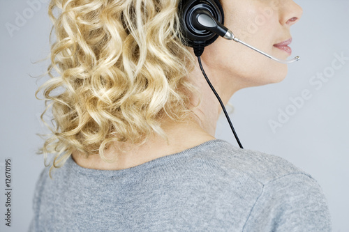 Foto: A middle aged woman wearing a headset A middle aged woman wearing a headset