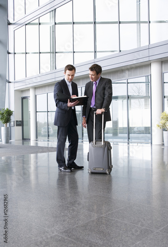 Foto: Two businessmen discussing business Two businessmen discussing business