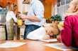 Foto: Kinder machen Hausaufgaben in Küche Kinder machen Hausaufgaben in Küche