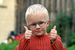 Blonder Junge mit Daumen hoch