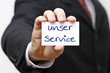 Foto: Mann hält Karte mit unser Service Mann hält Karte mit unser Service