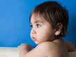 bambino che guarda