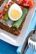belegtes brot mit hering, ei, zwiebel und tomate