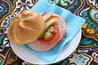 belegtes brötchen mit bierwurst, gurke und tomate