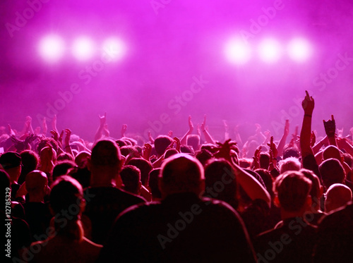 Photo: Menschenmenge bei Konzert in magenta Menschenmenge bei Konzert in magenta