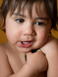 neonato che gioca
