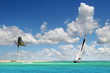 Foto: Sailboat Sailing on Tropical Seas Sailboat Sailing on Tropical Seas