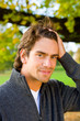 Foto: Autumn - Portrait of a man outside Autumn - Portrait of a man outside