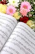 Musiknoten und Blumenstrauß